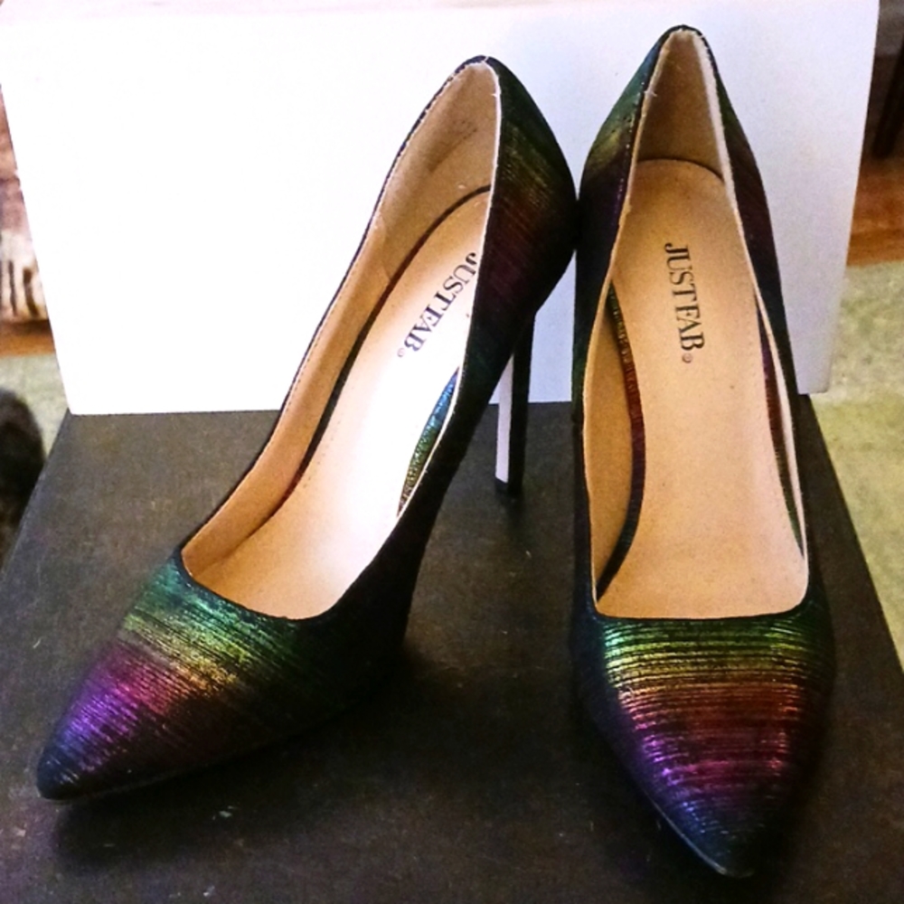 Rainbow strip, pointed toe pumps